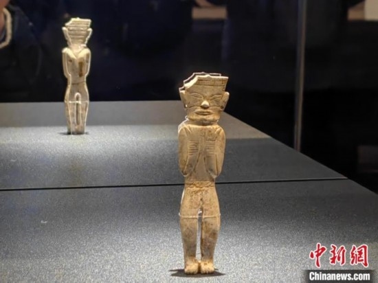 12月14日，“文明先鋒—凌家灘文化玉器展”在故宮博物院文華殿開幕。圖為展覽現(xiàn)場的立姿玉人。 中新社記者 應(yīng)妮 攝