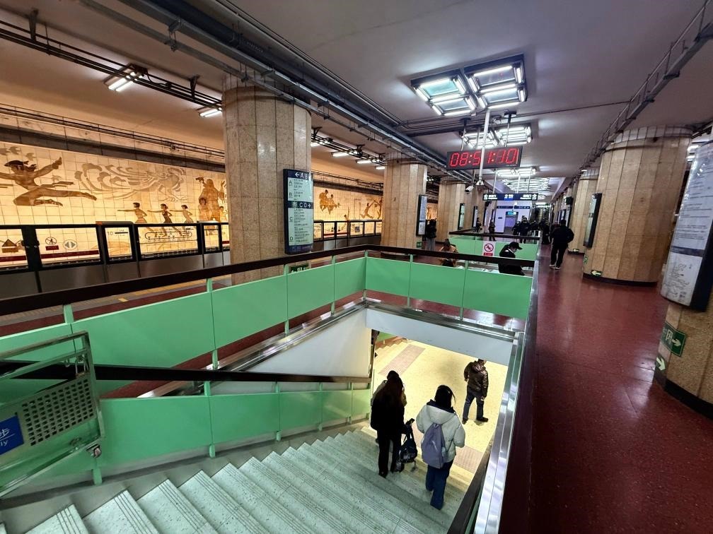 乘客從北京地鐵2號(hào)線東四十條站走“站中站”換乘地鐵3號(hào)線。新華社記者張驍 攝