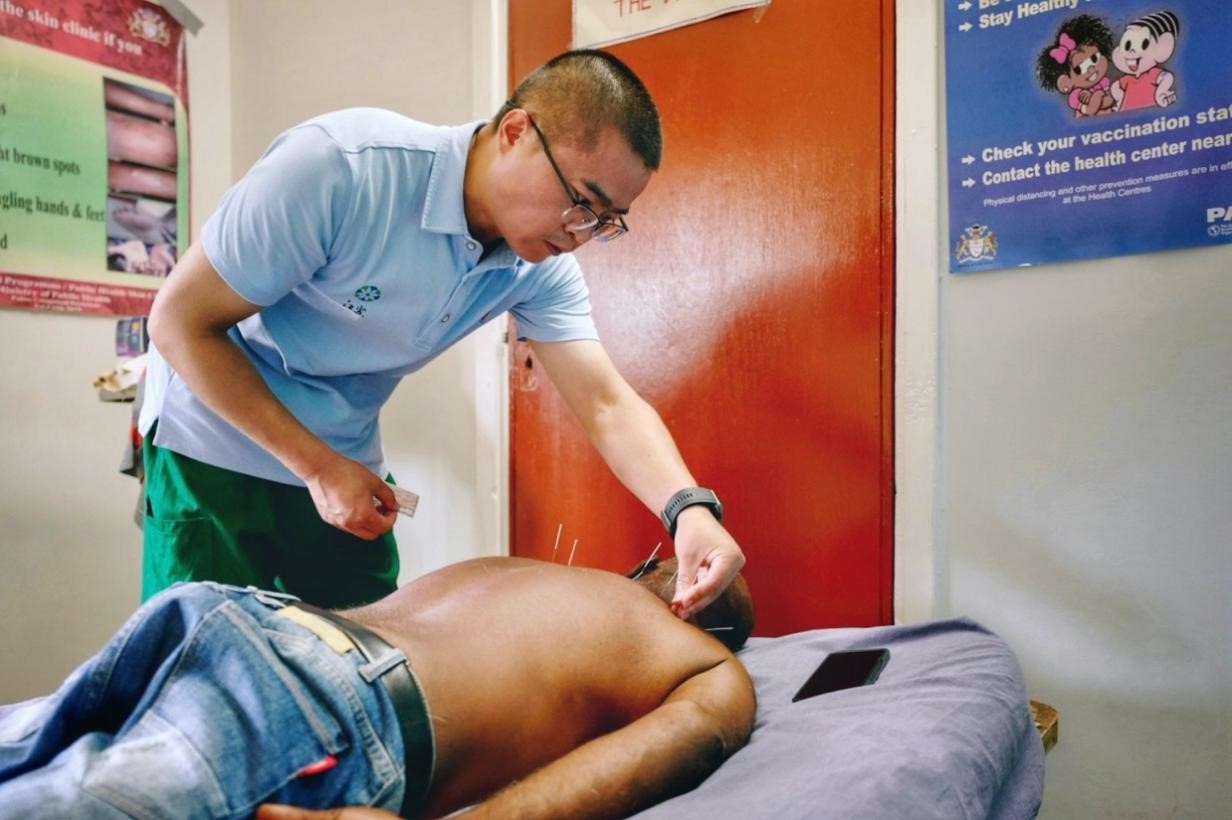 第20期中國（江蘇）援圭亞那醫(yī)療隊(duì)在圭偏遠(yuǎn)的林登高速社區(qū)開展義診。中國援圭醫(yī)療隊(duì)供圖