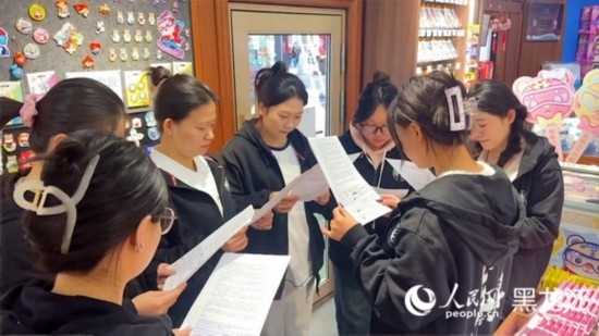 工會組織企業(yè)職工開展技能培訓活動。人民網(wǎng)記者 張哲鑫攝