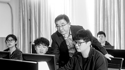 于濤教授對團隊成員進(jìn)行技術(shù)指導(dǎo)。資料圖片