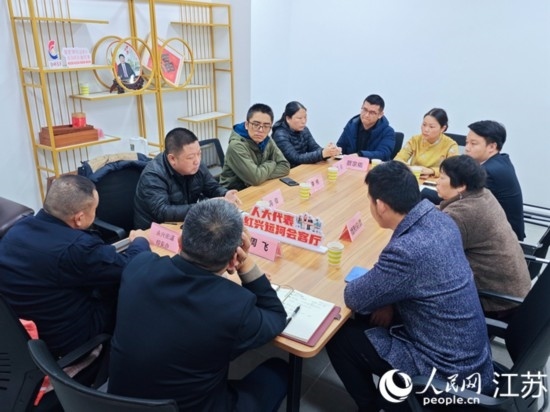 “紅興會(huì)客廳”，一場(chǎng)助企紓困協(xié)調(diào)會(huì)正在進(jìn)行。人民網(wǎng) 徐晨曦?cái)z