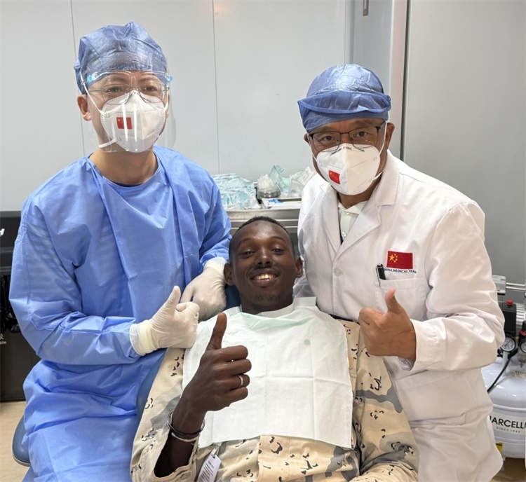 援吉醫(yī)療隊(duì)口腔科王瑋主任與“和平方舟”號(hào)醫(yī)院船醫(yī)務(wù)人員共同為一名當(dāng)?shù)匮浪柩谆颊咴\療。中國(guó)（山西）第23批援吉布提醫(yī)療隊(duì)供圖