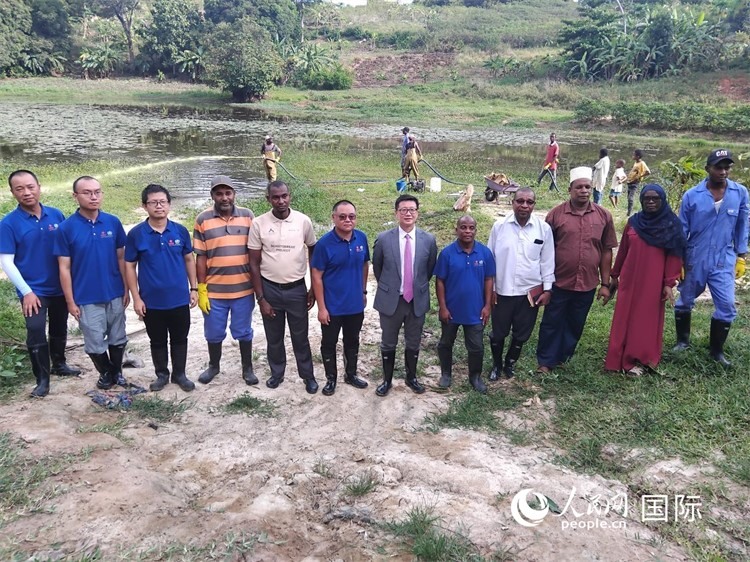 滅螺現(xiàn)場(chǎng)。施亮攝