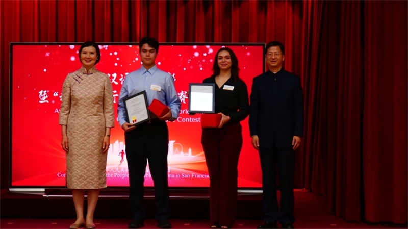 駐舊金山總領(lǐng)事張建敏及其夫人鄭心為選手頒獎(jiǎng)。李鑫江攝