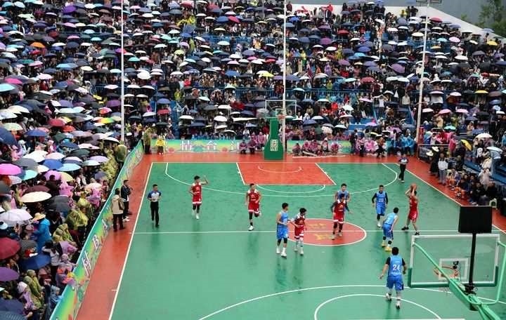 2024年5月1日，人們在貴州省黔東南苗族侗族自治州臺江縣臺盤鄉(xiāng)臺盤村觀看“村BA”球王爭霸賽。 新華社發(fā)（余天英 攝）