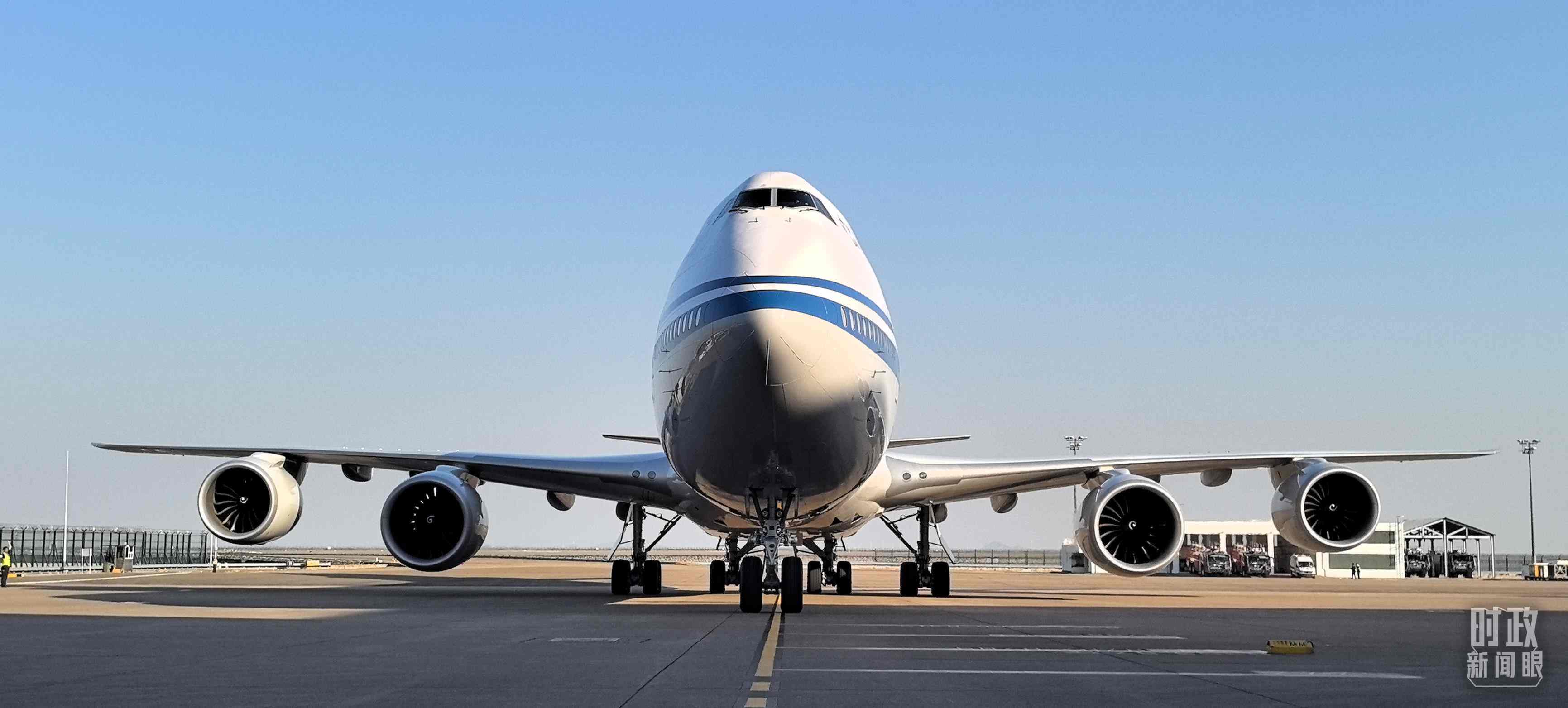 △習主席專機抵達澳門國際機場。（總臺央視記者王子杭拍攝）