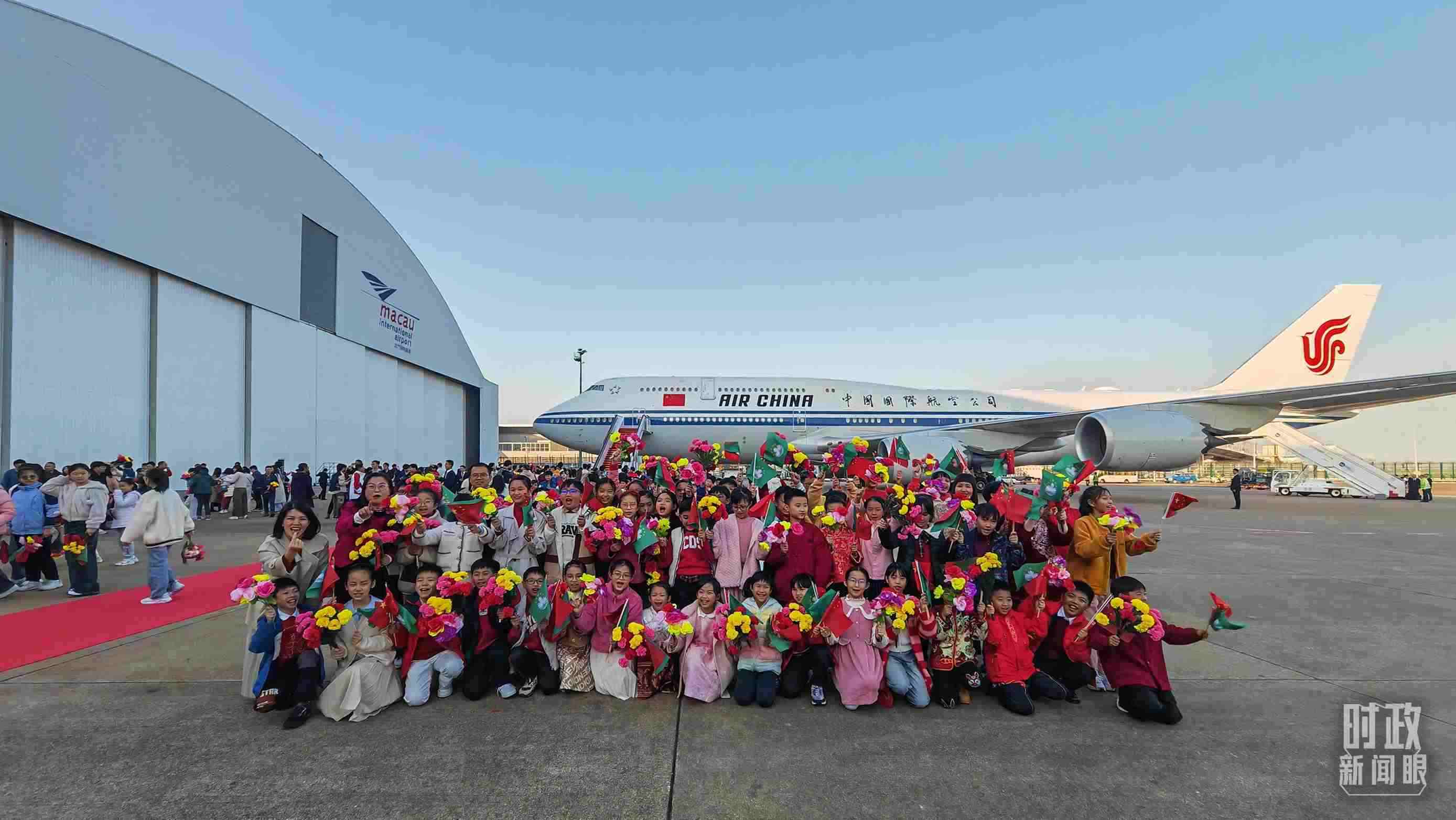 △歡迎儀式后，歡迎人群合影留念。（總臺央視記者劉琦拍攝）