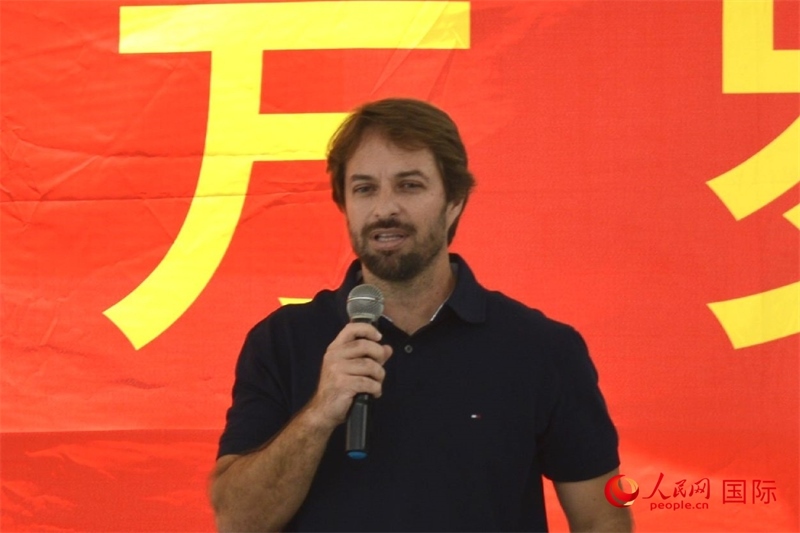 里約州環(huán)境與可持續(xù)發(fā)展廳副廳長費(fèi)利佩·克魯奇克在捐贈活動上致辭。人民網(wǎng)記者 陳海琪攝