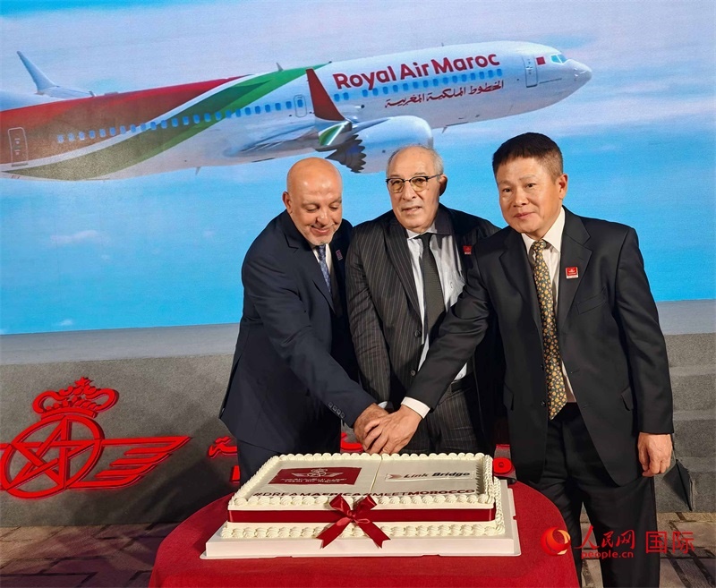 中摩雙方嘉賓共同切蛋糕，慶祝兩國直飛復航。人民網記者 李琰攝