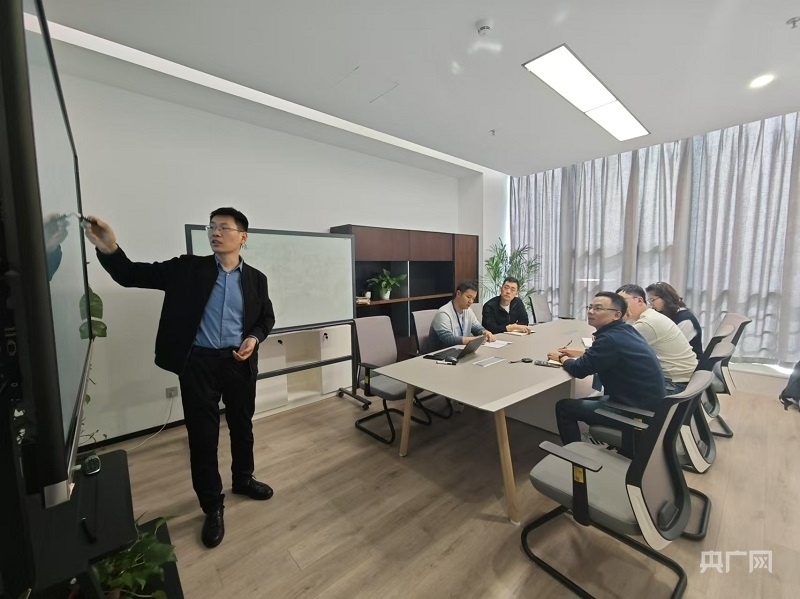 陳平平和團(tuán)隊(duì)成員在研討室討論（央廣網(wǎng)記者 王錫斐 攝）