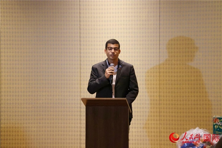 里約市政府代表、國(guó)際關(guān)系顧問(wèn)菲利普在捐贈(zèng)活動(dòng)上致辭。人民網(wǎng)記者 陳海琪攝