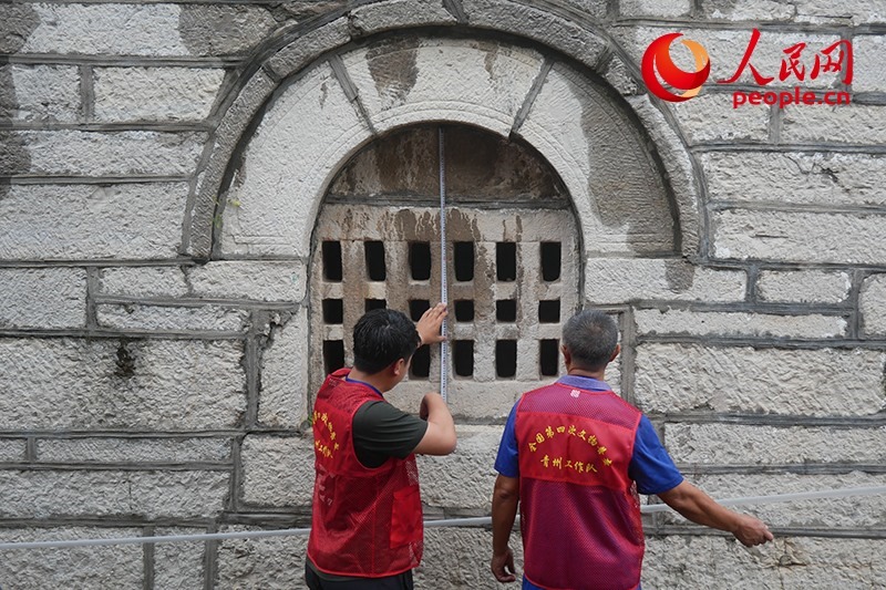 9月14日，山東青州，文物普查隊(duì)員正在實(shí)地調(diào)查。人民網(wǎng)記者 韋衍行攝