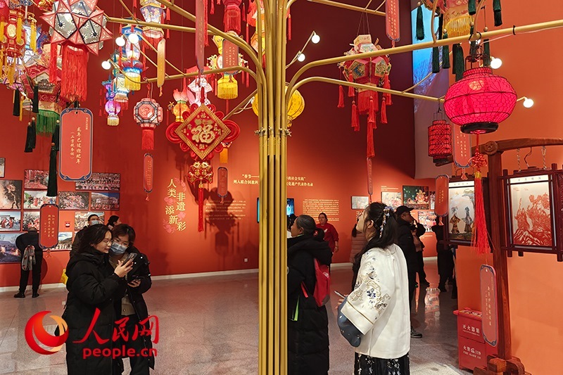 12月21日，觀眾正在參觀“過年——春節(jié)主題展”。人民網(wǎng)記者 韋衍行攝
