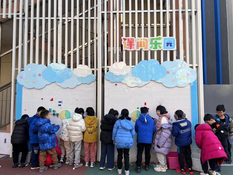 學(xué)生們?cè)谡n間樂園玩拼圖。人民網(wǎng) 白炅攝