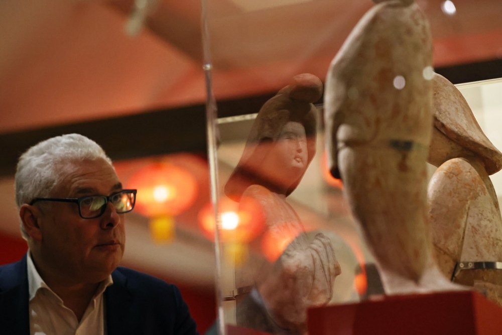 2024年11月18日，在位于法國巴黎的吉美國立亞洲藝術(shù)博物館，一名觀眾參觀“中國·唐——一個多元開放的朝代（7至10世紀(jì)）”展覽。新華社記者 高靜 攝