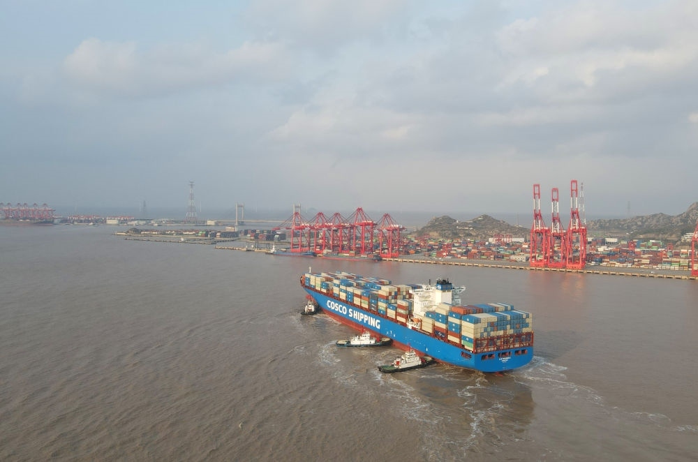 “新上海”輪抵達洋山港，這是自秘魯錢凱港開港后首個“錢凱—上?！闭胶酱危?024年12月18日攝，無人機照片）。新華社記者 方喆 攝