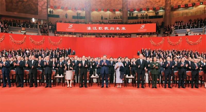 2024年12月19日晚，慶祝澳門回歸祖國25周年文藝晚會(huì)在澳門東亞運(yùn)動(dòng)會(huì)體育館舉行。中共中央總書記、國家主席、中央軍委主席習(xí)近平觀看演出。晚會(huì)最后，習(xí)近平同全場(chǎng)觀眾一起高唱《歌唱祖國》。 新華社記者 丁林/攝