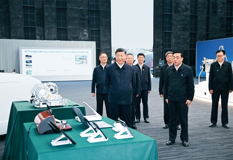 2024年10月17日至18日，中共中央總書記、國家主席、中央軍委主席習(xí)近平在安徽考察。這是17日下午，習(xí)近平在合肥濱湖科學(xué)城察看安徽省重大科技創(chuàng)新成果集中展示。 新華社記者 謝環(huán)馳/攝