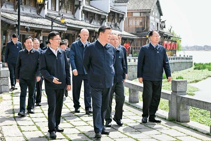 2024年3月18日至21日，中共中央總書記、國家主席、中央軍委主席習(xí)近平在湖南考察。這是19日上午，習(xí)近平在常德河街考察。 新華社記者 謝環(huán)馳/攝