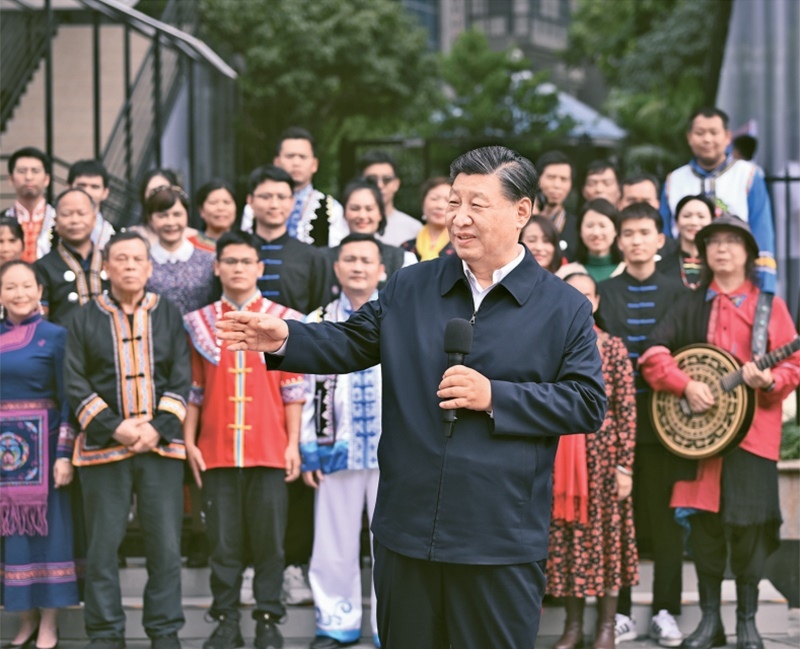 2023年12月14日至15日，中共中央總書記、國家主席、中央軍委主席習(xí)近平在廣西考察。這是14日上午，習(xí)近平在南寧市良慶區(qū)蟠龍社區(qū)考察時(shí)，同社區(qū)各族群眾親切交流。 新華社記者 燕雁/攝