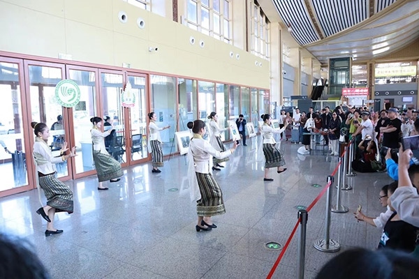 演員在中老鐵路瑯勃拉邦車站表演節(jié)目。蓬屏攝