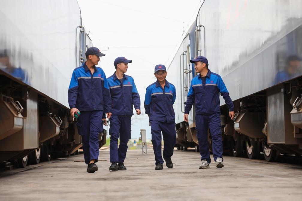 2024年9月9日，來自中國、老撾的師徒4人在中老鐵路萬象運(yùn)營管理中心的機(jī)車檢修庫內(nèi)。新華社發(fā)（楊永全攝）