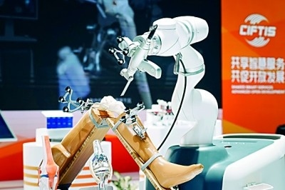 2024年中國國際服務(wù)貿(mào)易交易會上展出的人工智能骨科手術(shù)機(jī)器人。新華社發(fā)