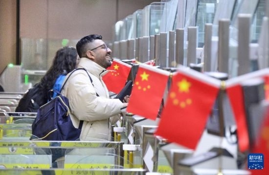 1月2日，國外旅客通過大興機(jī)場(chǎng)邊檢站入境。新華社記者 李欣 攝