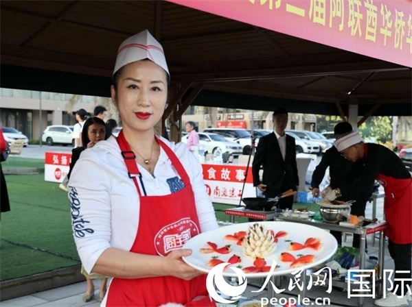 一名參賽選手展示冷盤“荷塘月色”。人民網(wǎng)記者 管克江攝