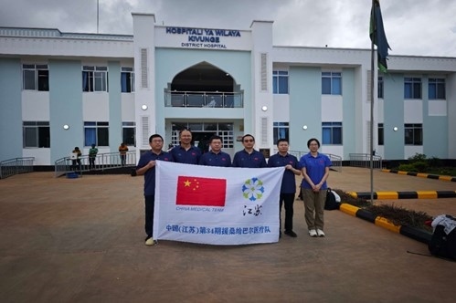 中國援桑給巴爾醫(yī)療隊在基文吉區(qū)醫(yī)院開展相關(guān)活動。中國援桑醫(yī)療隊供圖