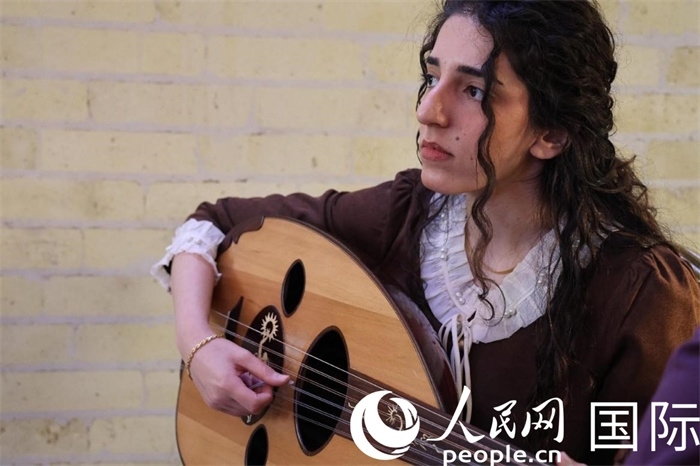 烏德琴女學(xué)員邁希恩。人民網(wǎng) 伊納斯·易卜拉欣攝