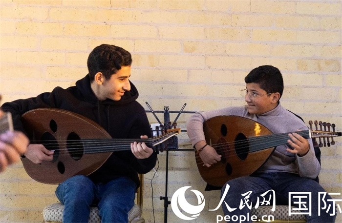 兩名年輕的烏德琴學(xué)員。人民網(wǎng) 伊納斯·易卜拉欣攝