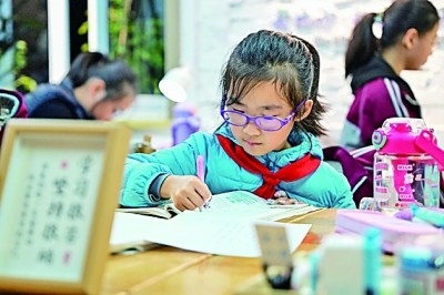 在河南洛陽市澗西區(qū)長安路街道長安路二社區(qū)共享自習室內(nèi)，孩子們在學習。李衛(wèi)超攝/光明圖片