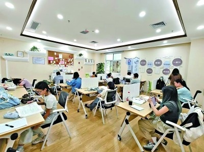 廣東深圳市龍崗區(qū)黨群服務中心開設(shè)的共享自習室一景。受訪者供圖