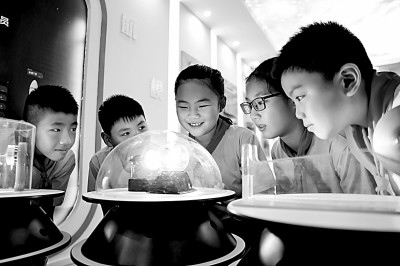 江西省南昌市青云客航天科創(chuàng)空間青少年科普館，孩子們在觀察光壓傳動(dòng)試驗(yàn)。鮑贛生攝/光明圖片