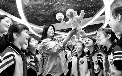 河北省邯鄲市邯山區(qū)實(shí)驗(yàn)小學(xué)老師向?qū)W生們介紹航空航天知識(shí)。郝群英攝/光明圖片