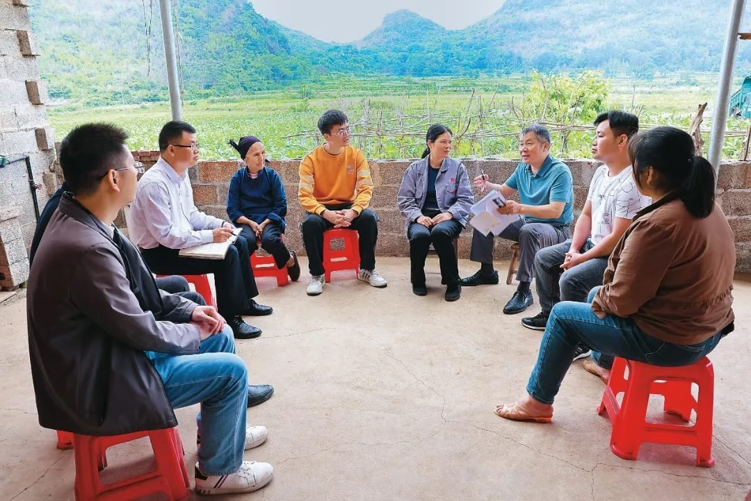 △法學(xué)會(huì)法律咨詢專家等入戶走訪、調(diào)解糾紛。