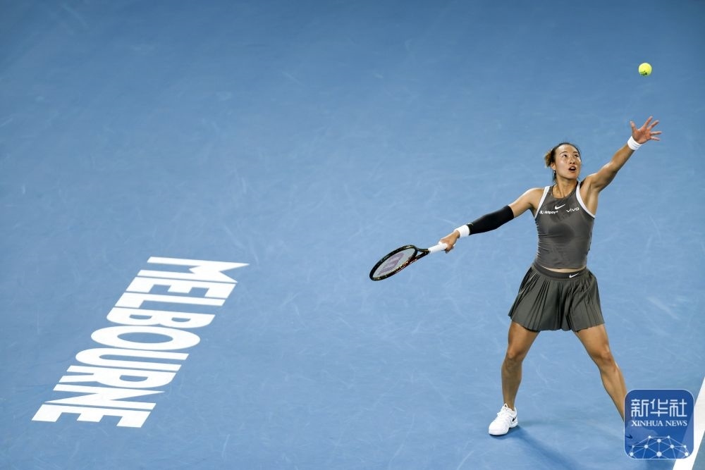 ↑鄭欽文在比賽中發(fā)球。新華社記者 馬平 攝