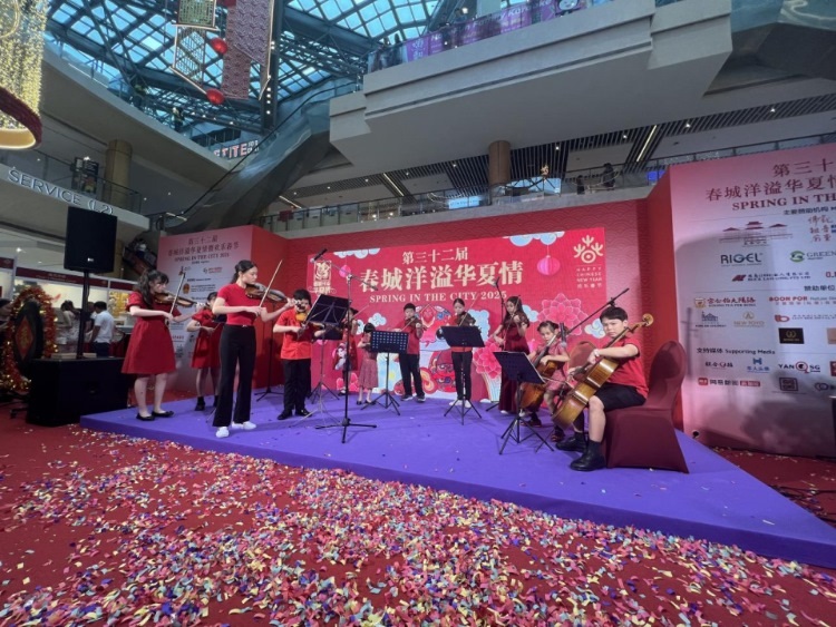 來(lái)自中國(guó)和新加坡的藝術(shù)團(tuán)體聯(lián)袂表演了歌舞、器樂(lè)、武術(shù)、雜技等多種形式的文藝節(jié)目?；顒?dòng)主辦方供圖