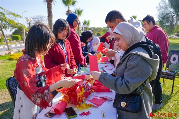 學(xué)生們踴躍參與中國文化體驗(yàn)活動。人民網(wǎng) 塔里克·易卜拉欣攝