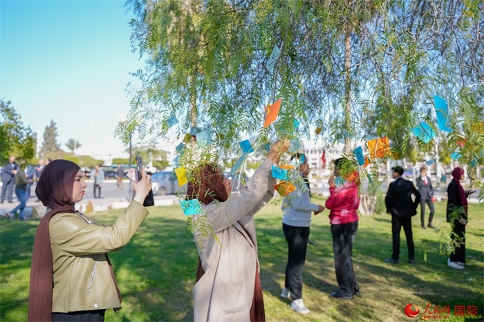 學(xué)生們踴躍參與中國文化體驗(yàn)活動。人民網(wǎng) 塔里克·易卜拉欣攝