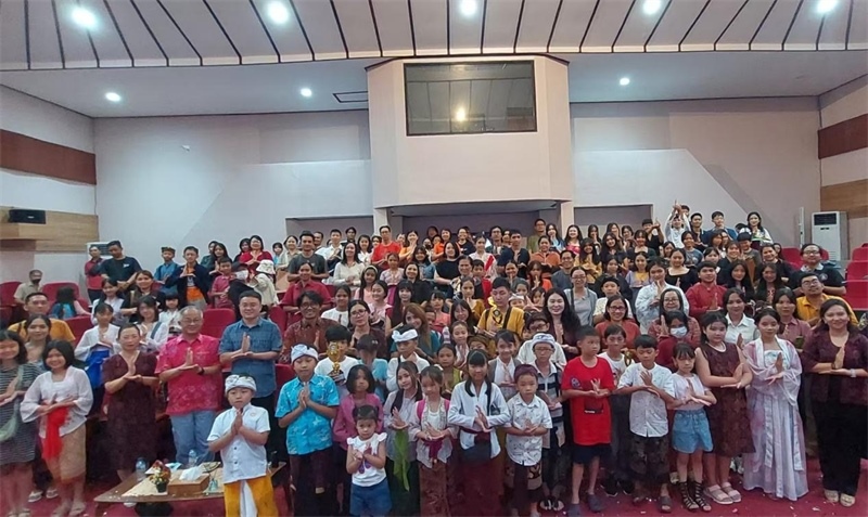 出席活動(dòng)的師生與嘉賓合影。巴陵康孔子學(xué)院供圖