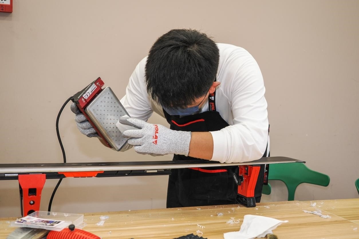 米嘉軒正在給雪板打蠟。受訪者供圖