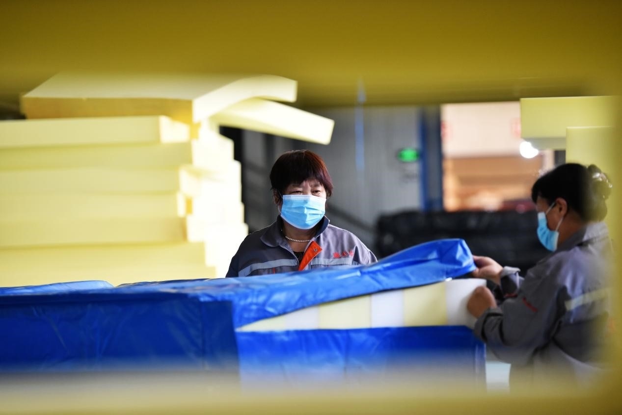 定州市某公司生產(chǎn)的短道速滑防護墊、速度滑冰防護墊、雪上防護墊等產(chǎn)品。白永民攝