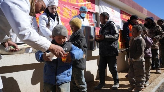 1月14日，廚師們正在給前來用餐的小朋友們打飯。新華社記者 邱星翔 攝