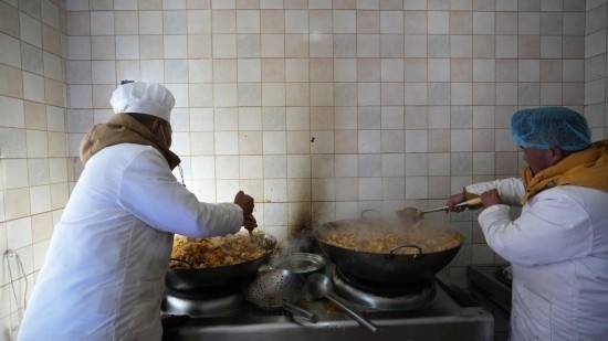 1月14日，服務隊的兩名廚師正在為村民們做午飯。新華社記者 邱星翔 攝