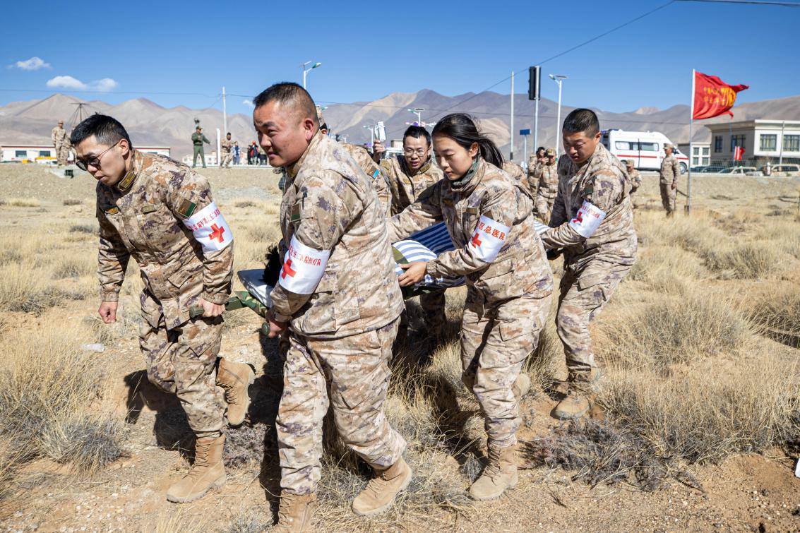 1月9日，日喀則定日縣長(zhǎng)所鄉(xiāng)，西藏軍區(qū)總醫(yī)院醫(yī)療隊(duì)隊(duì)員將受傷村民用擔(dān)架從救護(hù)車準(zhǔn)備抬上直升機(jī)，轉(zhuǎn)運(yùn)至拉薩的西藏軍區(qū)總醫(yī)院救治。人民日?qǐng)?bào)記者張武軍攝