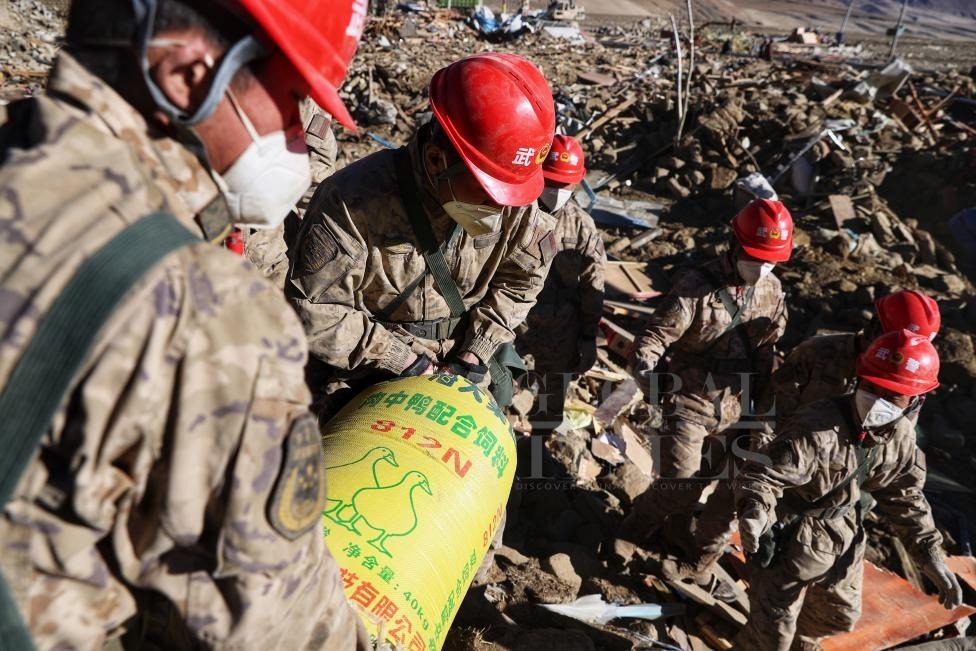 1月10日，定日縣長(zhǎng)所鄉(xiāng)古榮村，武警官兵幫助受災(zāi)群眾整理廢墟，搶救被掩埋的物資。環(huán)球時(shí)報(bào)記者崔萌攝