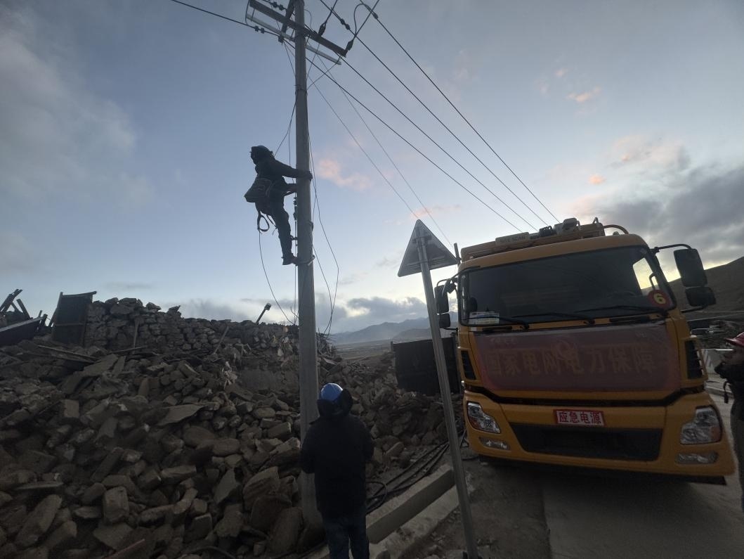 1月10日，定日縣長(zhǎng)所鄉(xiāng)，國(guó)家電網(wǎng)西藏電力員工正在搶修災(zāi)區(qū)受損線路。人民日?qǐng)?bào)記者宋豪新攝